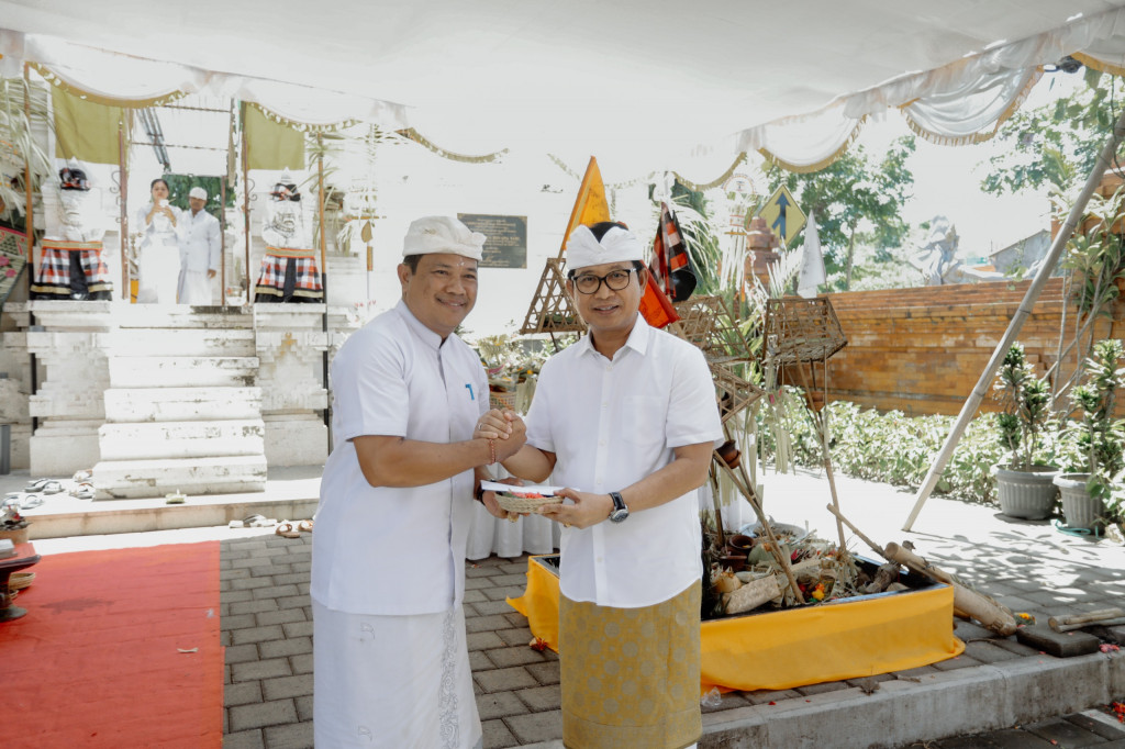 Sekda Adi Arnawa Hadiri Pujawali Sekaligus Resmikan Gerai Pelayanan Publik dan Radio Desa Kutuh